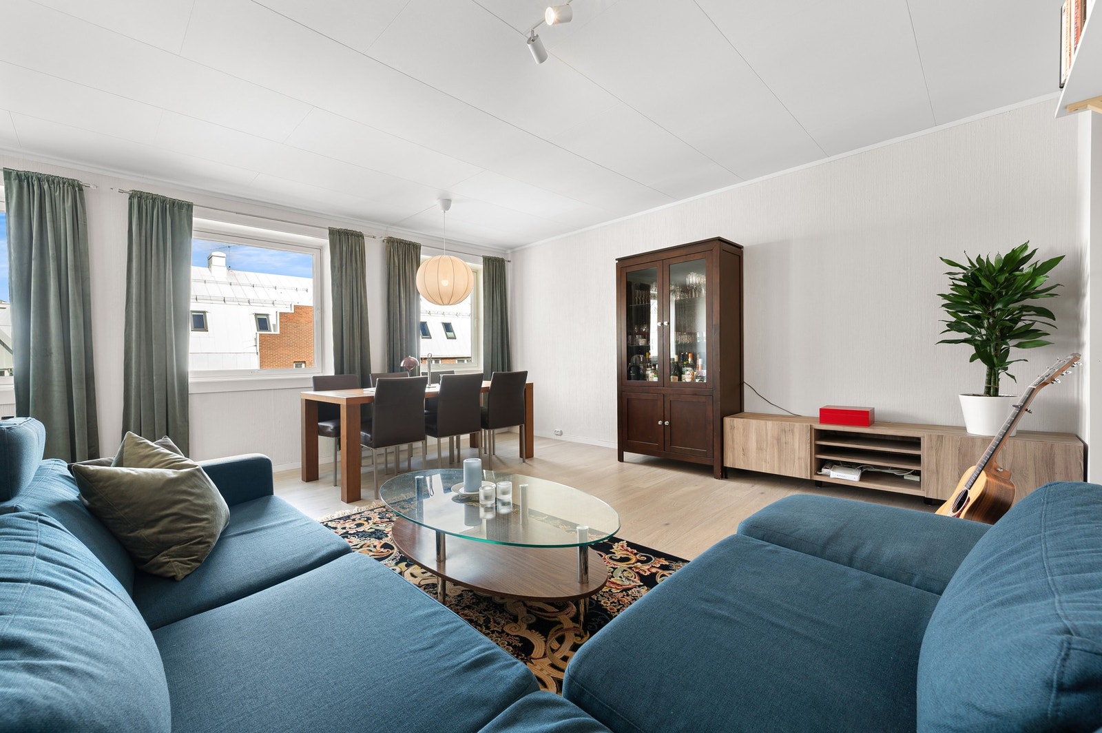 Det er store vindusflater som slipper inn rikelig med naturlig lys. Galleribilde