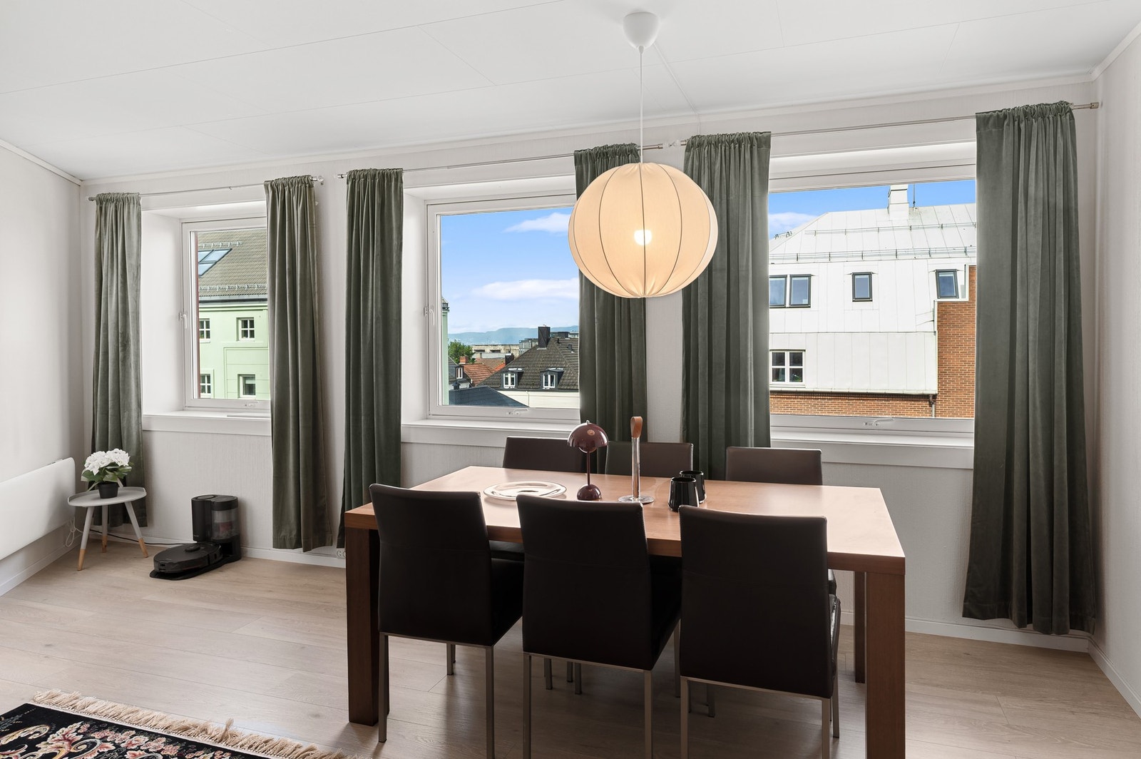 En lys og trivelig spiseseksjon som blir et naturlig samlingspunkt i hjemmet. Galleribilde