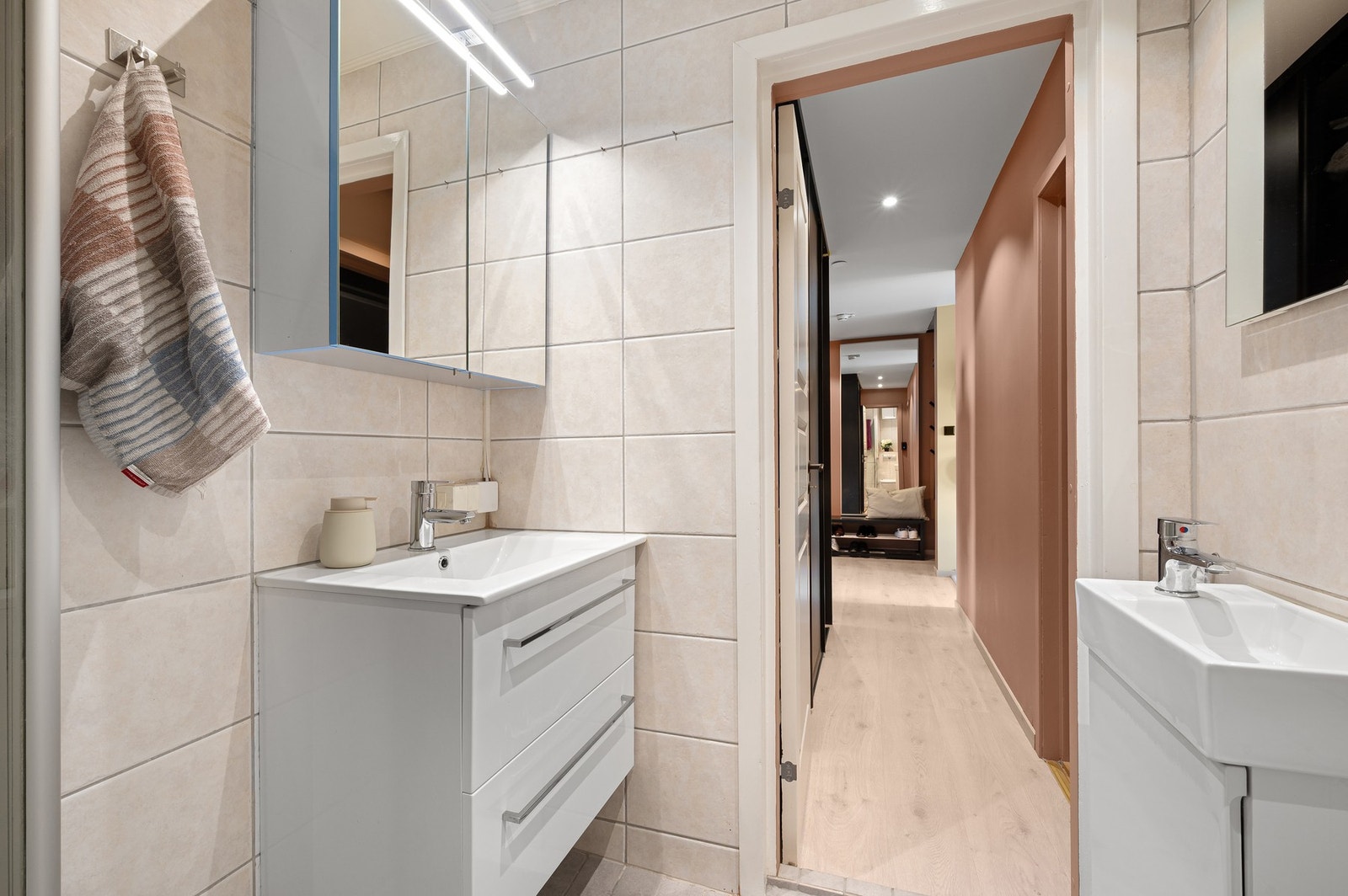 Baderommet består av dusjhjørne, ny servant på underskap og speilskap. Galleribilde