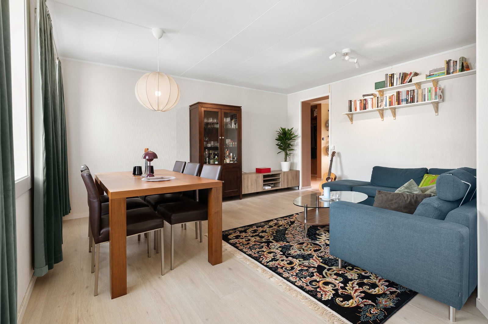 Med store vindusflater, lyse overflater og en romslig planløsning fremstår stuen som både luftig og innbydende. Galleribilde