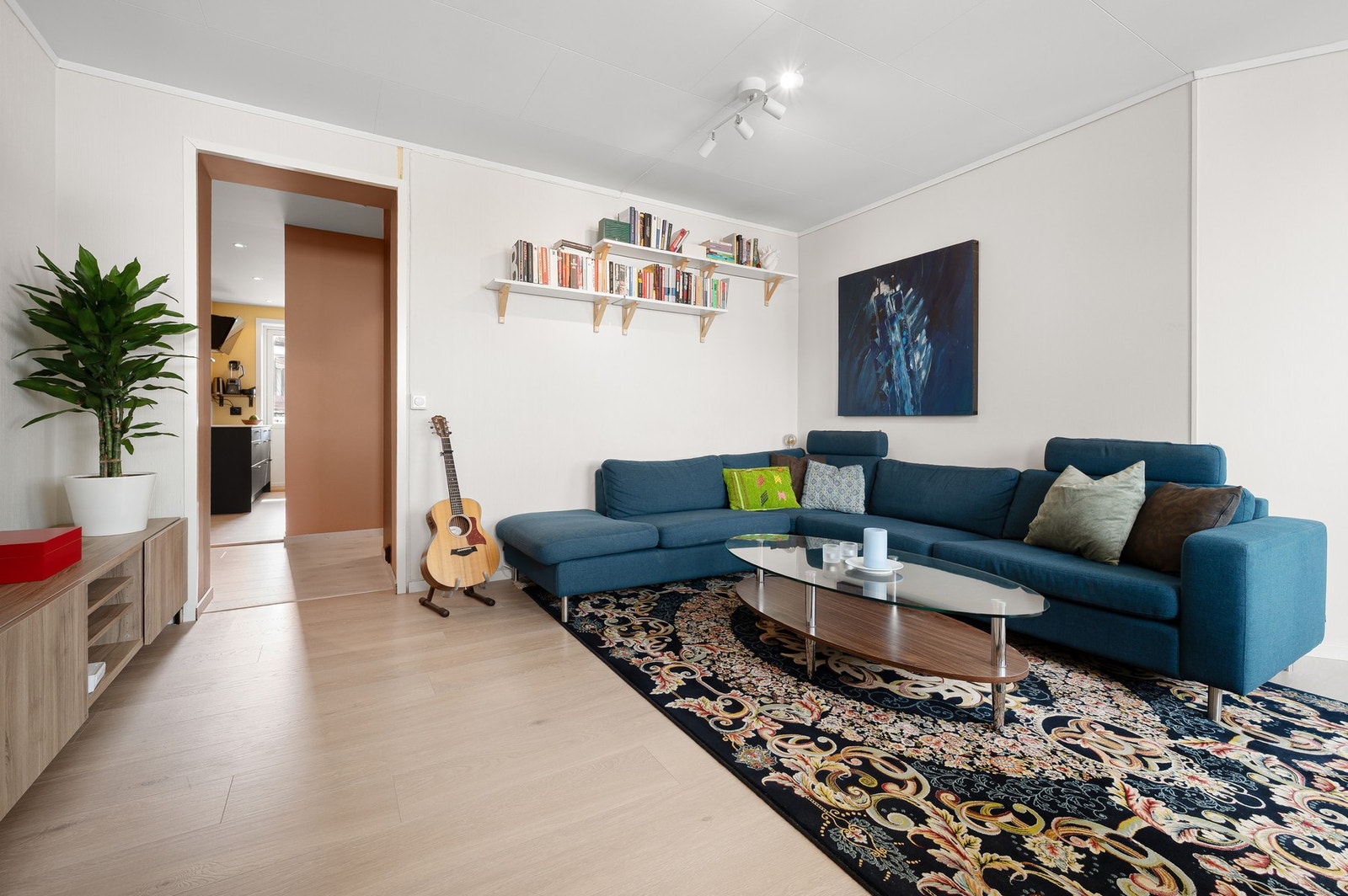 Delikat og romslig stue med god plass til både sofagruppe og spiseseksjon. Galleribilde