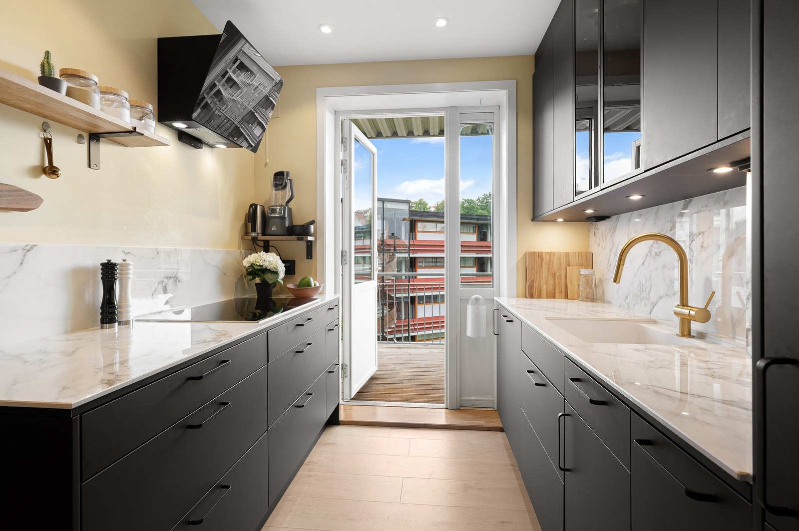 Kjøkkenet har mørke fronter, benkeplater i kompositt og integrerte hvitevarer. Med hele 80 cm bredde får du en koketopp som gir deg profesjonell matlagingsfølelse. Galleribilde