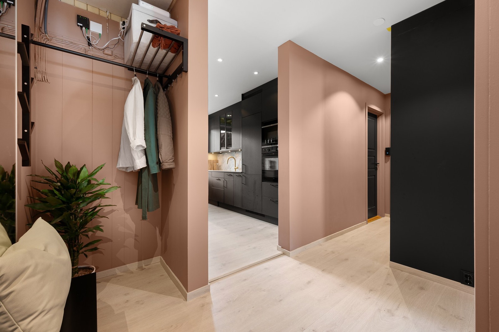 Her er det god plass til sko- og yttertøy. Galleribilde