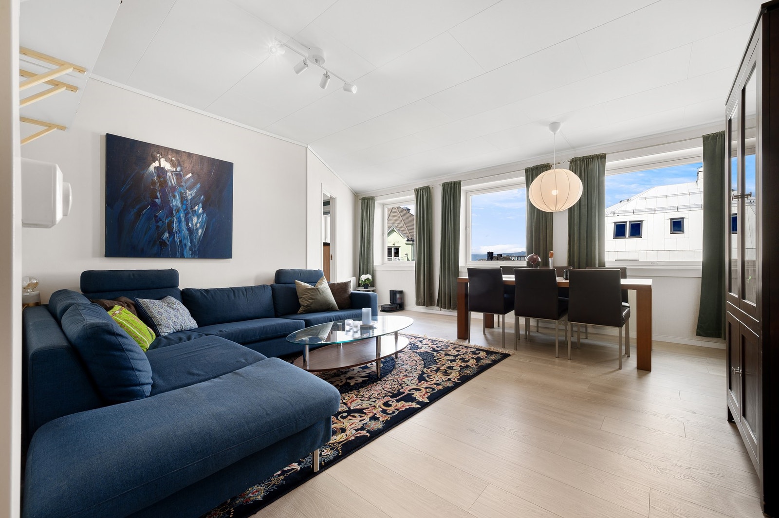 Romslig stue med gode møbleringsmuligheter. Galleribilde