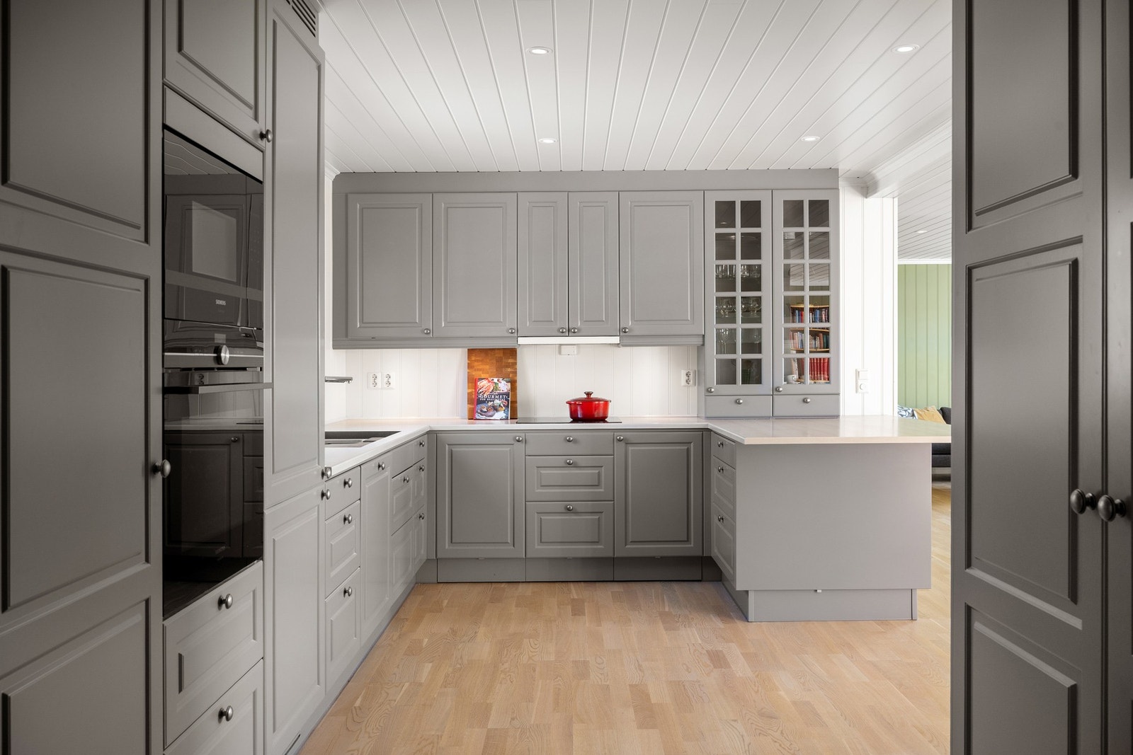 Kjøkkenet har integrerte hvitevarer og avtrekksvifte over komfyr/platetopp. Galleribilde