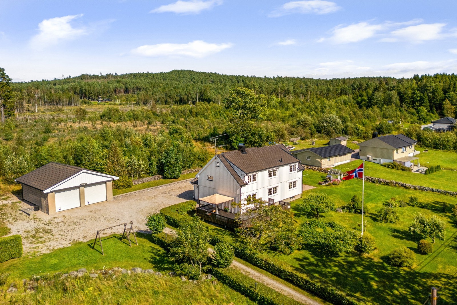 Nydelig opparbeidet tomt - i et stille og rolig område. Galleribilde