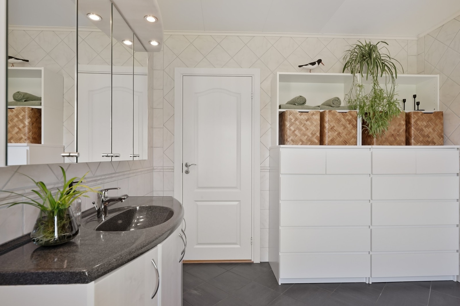 Stort og fint bad - godt med oppbevaringsmuligheter. Galleribilde