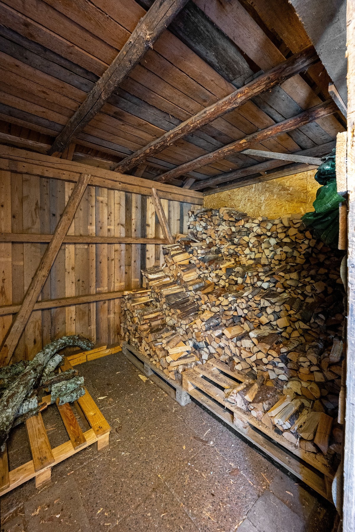 Veden i vedskjulet i uthuset følger med i handelen! Galleribilde