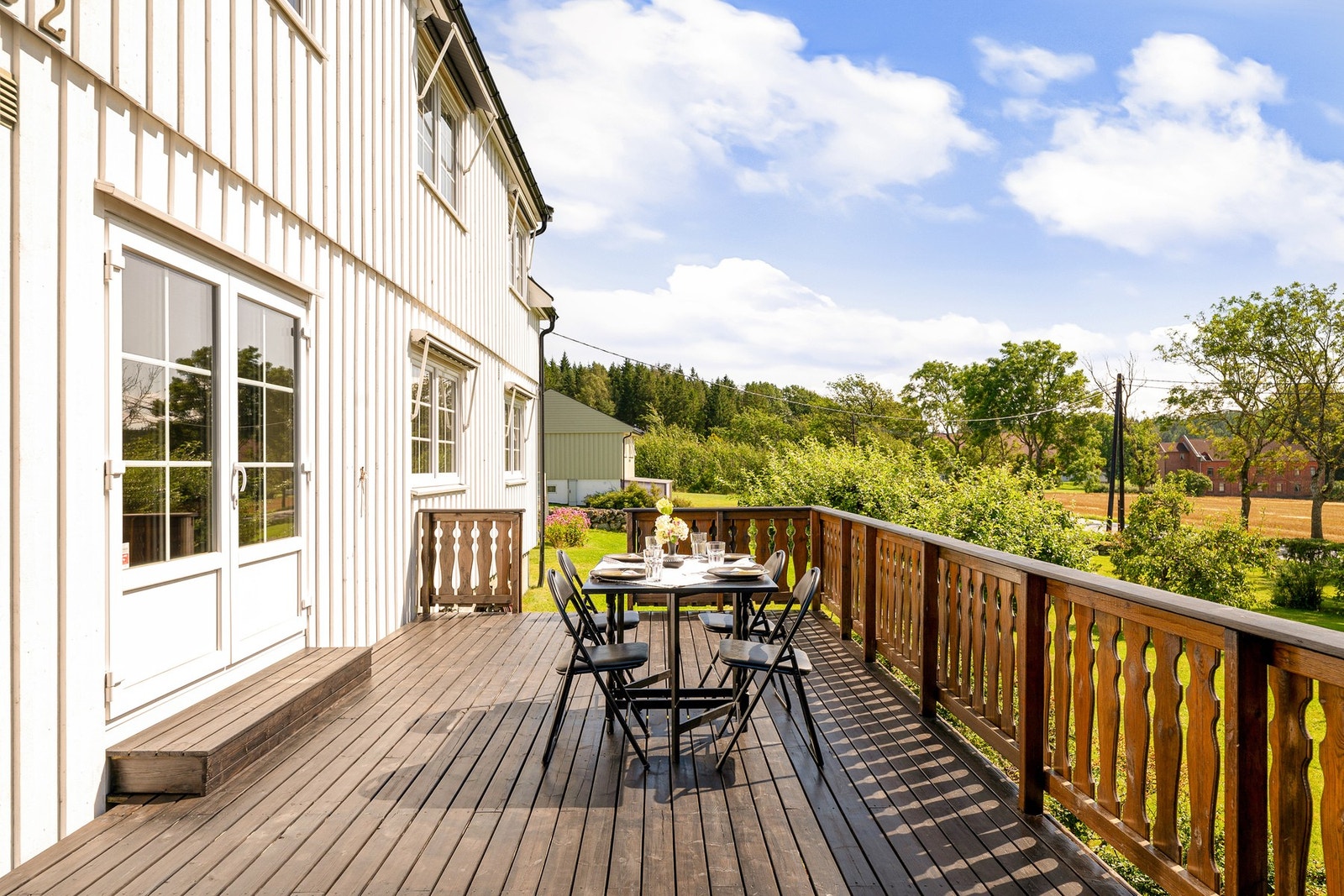 Fra terrassen er det utgang til stor og fin hage. Galleribilde