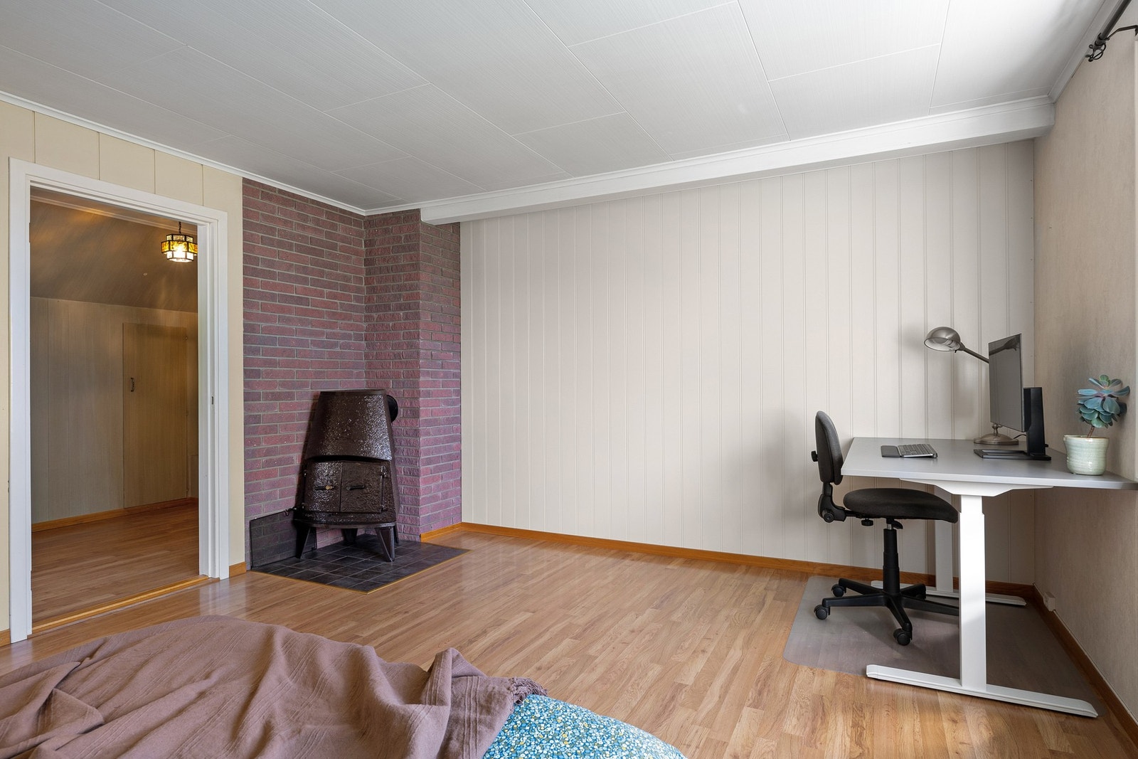 Soverom IV har en sjarmerende vedovn - og kan også brukes som stue nr. II. Galleribilde