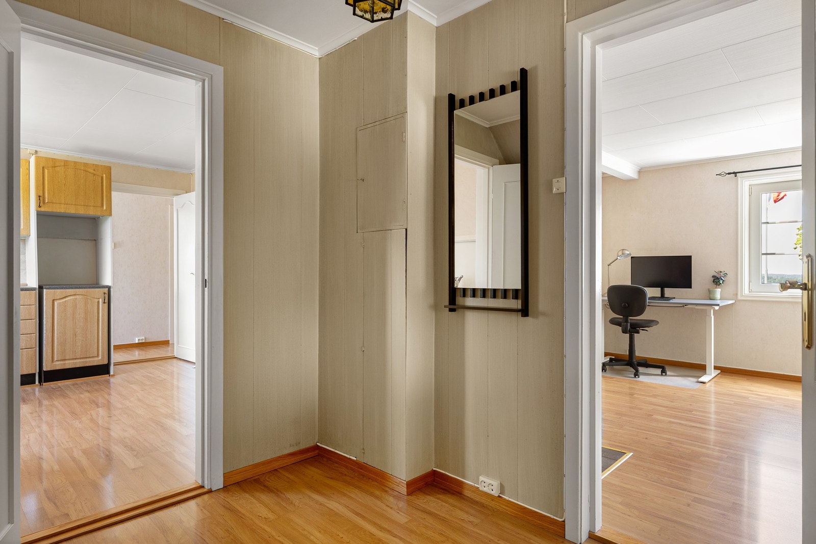 Boligens 2.etasje består av entré, bad, fire soverom, kjøkken og gang. Galleribilde