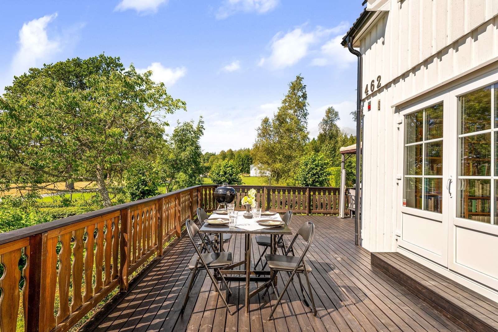 Hyggelig terrasse med utsikt utover hagen - et samlingspunkt for hele familien. Galleribilde