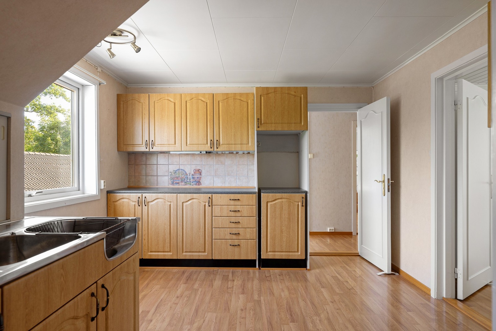 Rom i 2. etasje med kjøkkeninnredning - rommet er ikke tilkoblet vann. Galleribilde