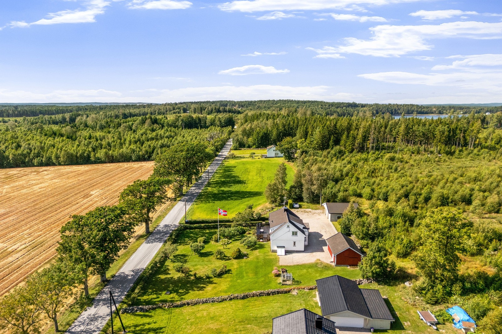 Et hjem med plass til både familieliv og fritid - enten du liker å pusle ute, snekre, dyrke eller bare nyte roen. Forbi eiendommen ligger en allé med gamle monumentale eike- og asketrær. Galleribilde