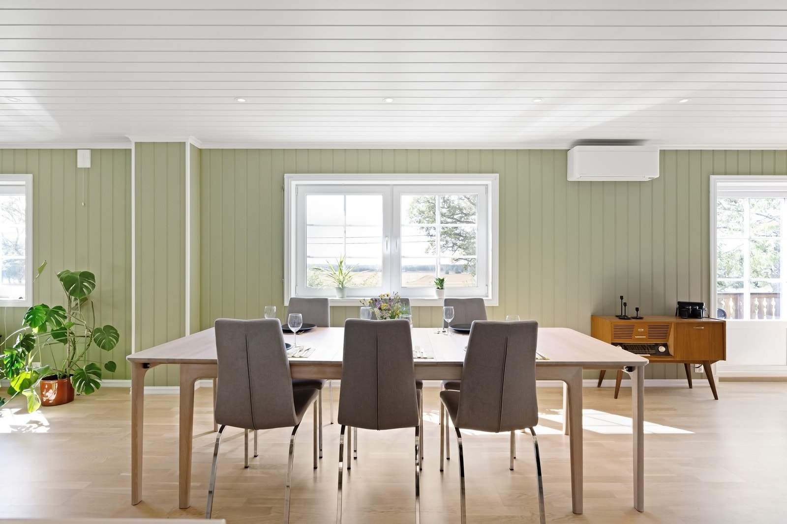 Godt med lysinnslipp og utsikt til det hyggelige uteområdet. Galleribilde