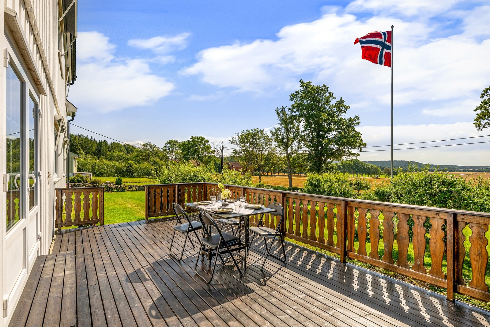 Landlig perle i naturskjønne omgivelser. Galleribilde