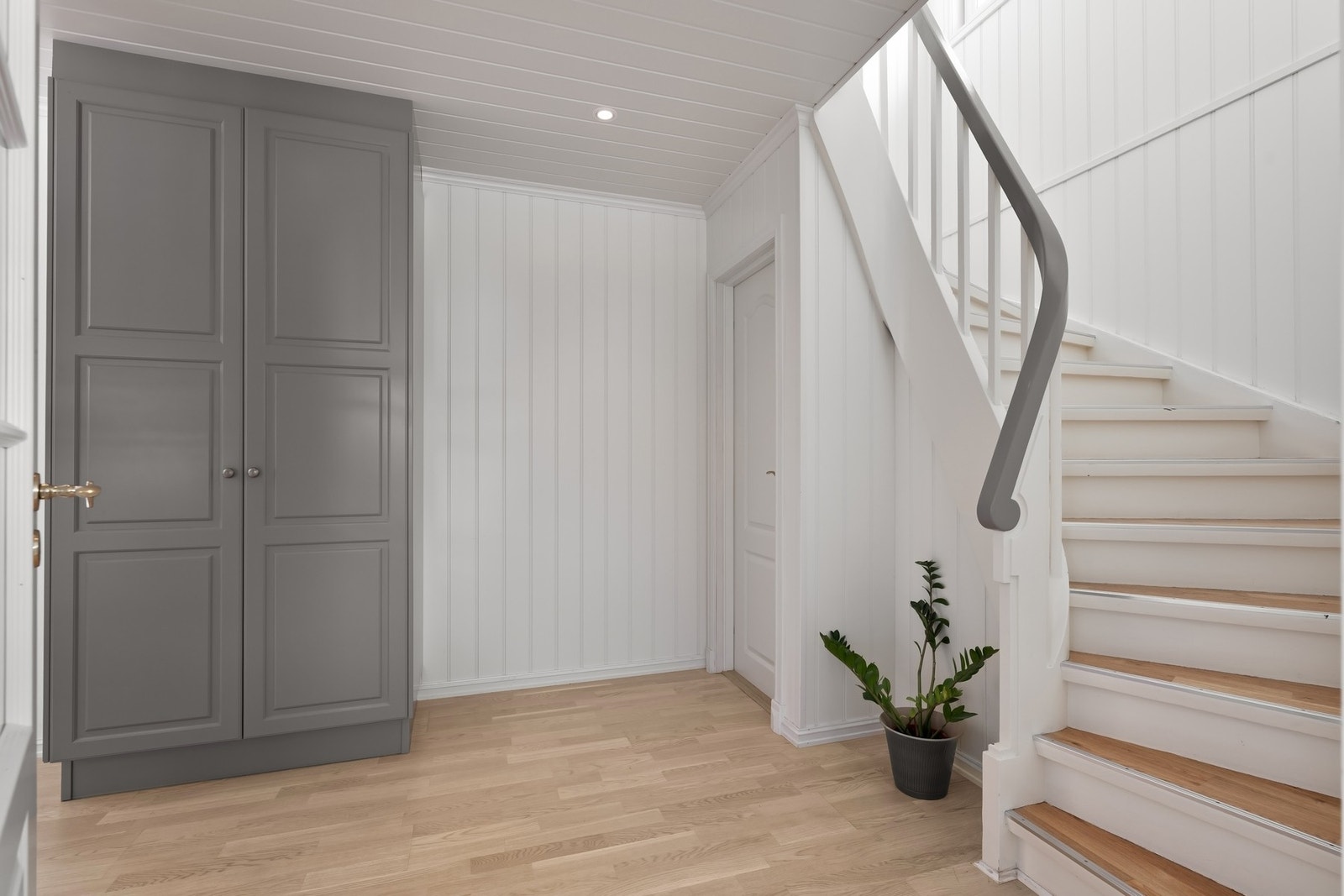 Gangen binder boligen praktisk sammen, med inngang til kjøkken, trapp opp til andre etasje og trapp ned til kjelleretasjen. Galleribilde