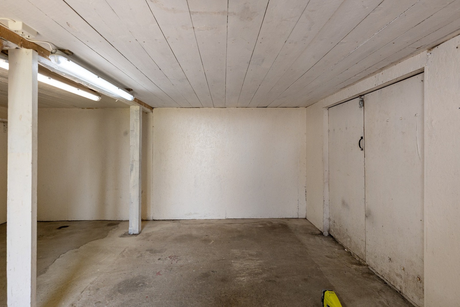 Betonggulv i deler av uthuset gjør den godt egnet til ulike bruksområder. Galleribilde