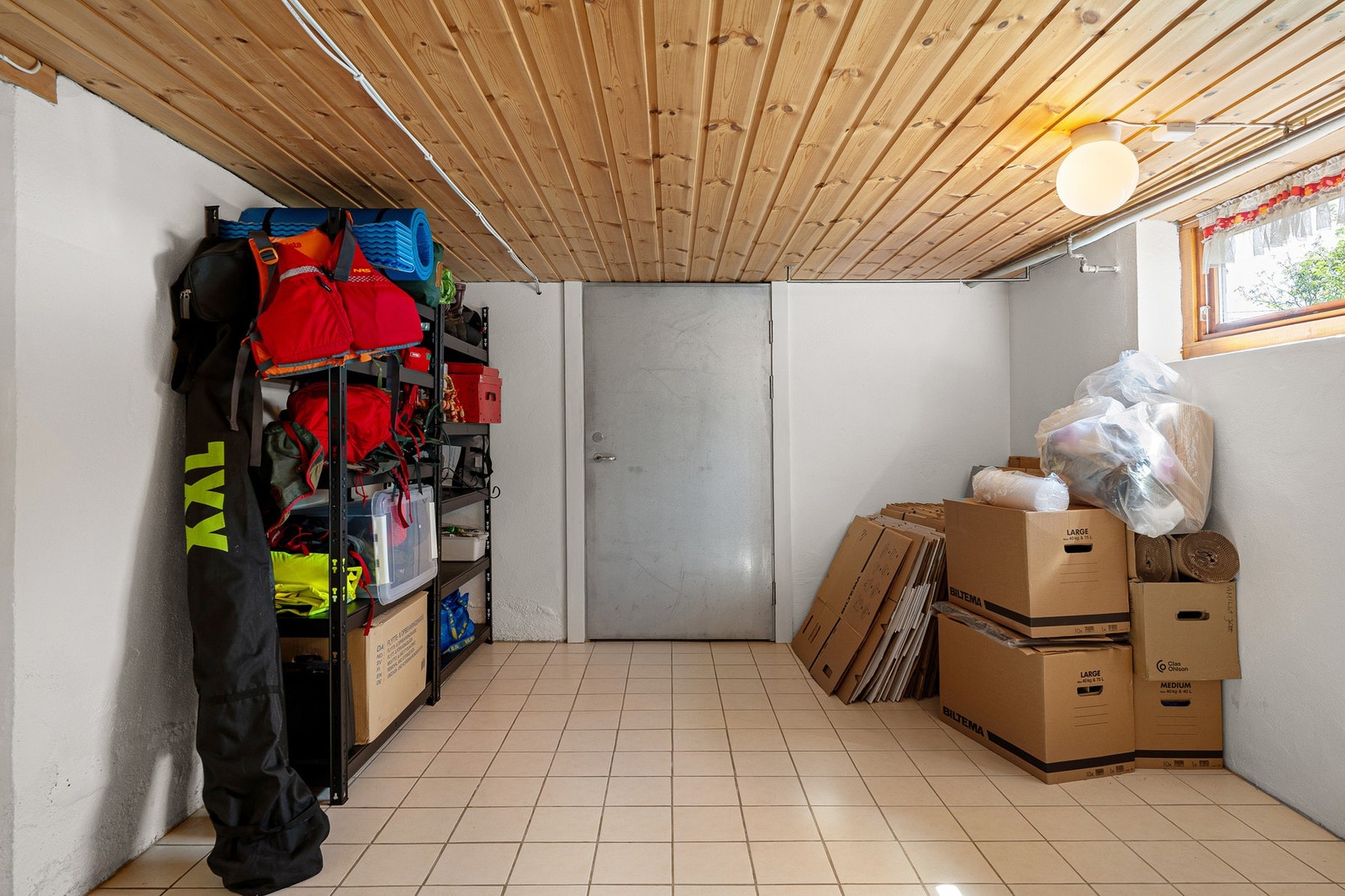 Her er det rikelig med lagringsmuligheter - kjelleren byr på flere praktiske boder og rom til både sesongutstyr og oppbevaring. Galleribilde