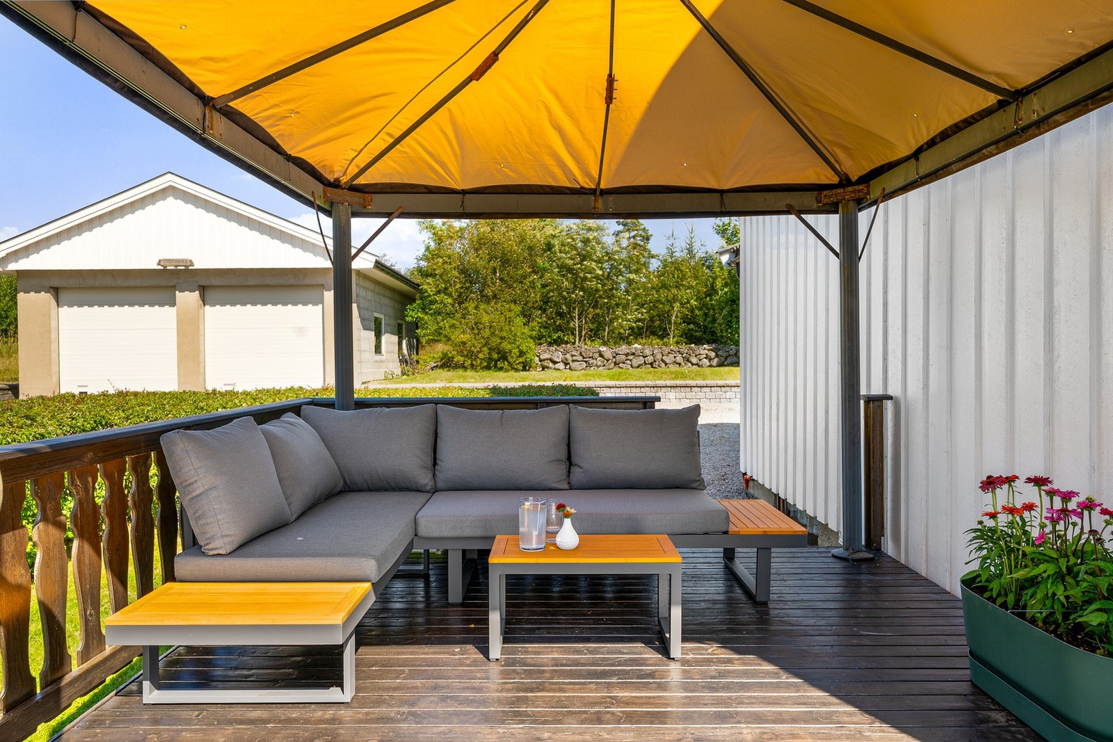 God plass til utemøbler. Galleribilde