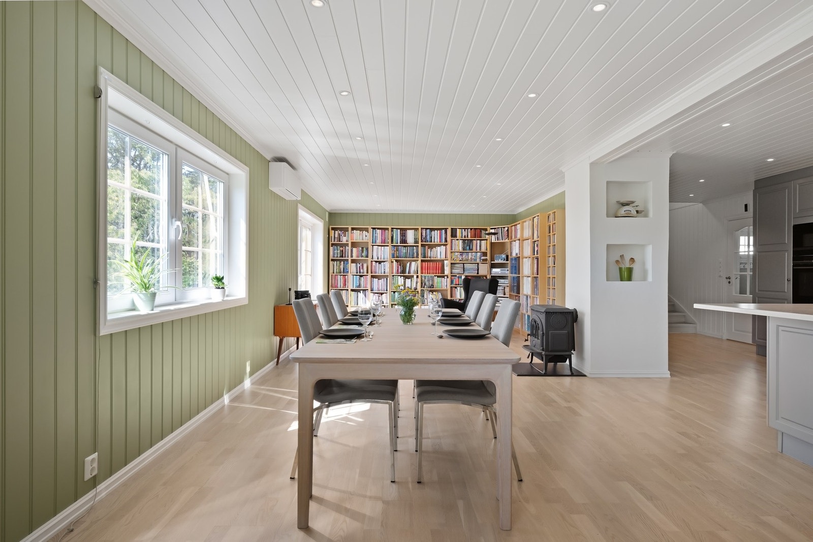 Peisovn og varmepumpe i rommet. Galleribilde