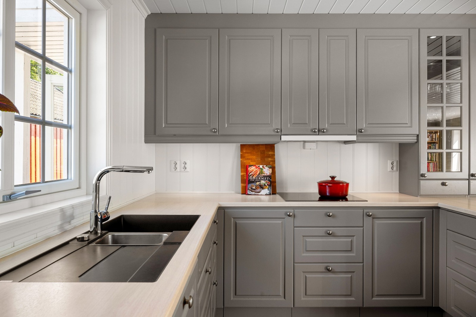 Godt med skap- og benkeplass. Galleribilde