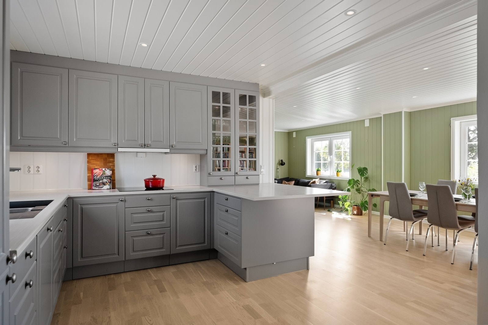 Kjøkken fra leverandøren Drømmekjøkkenet, med malte skapfronter i profilert utførelse og laminert benkeplate. Galleribilde