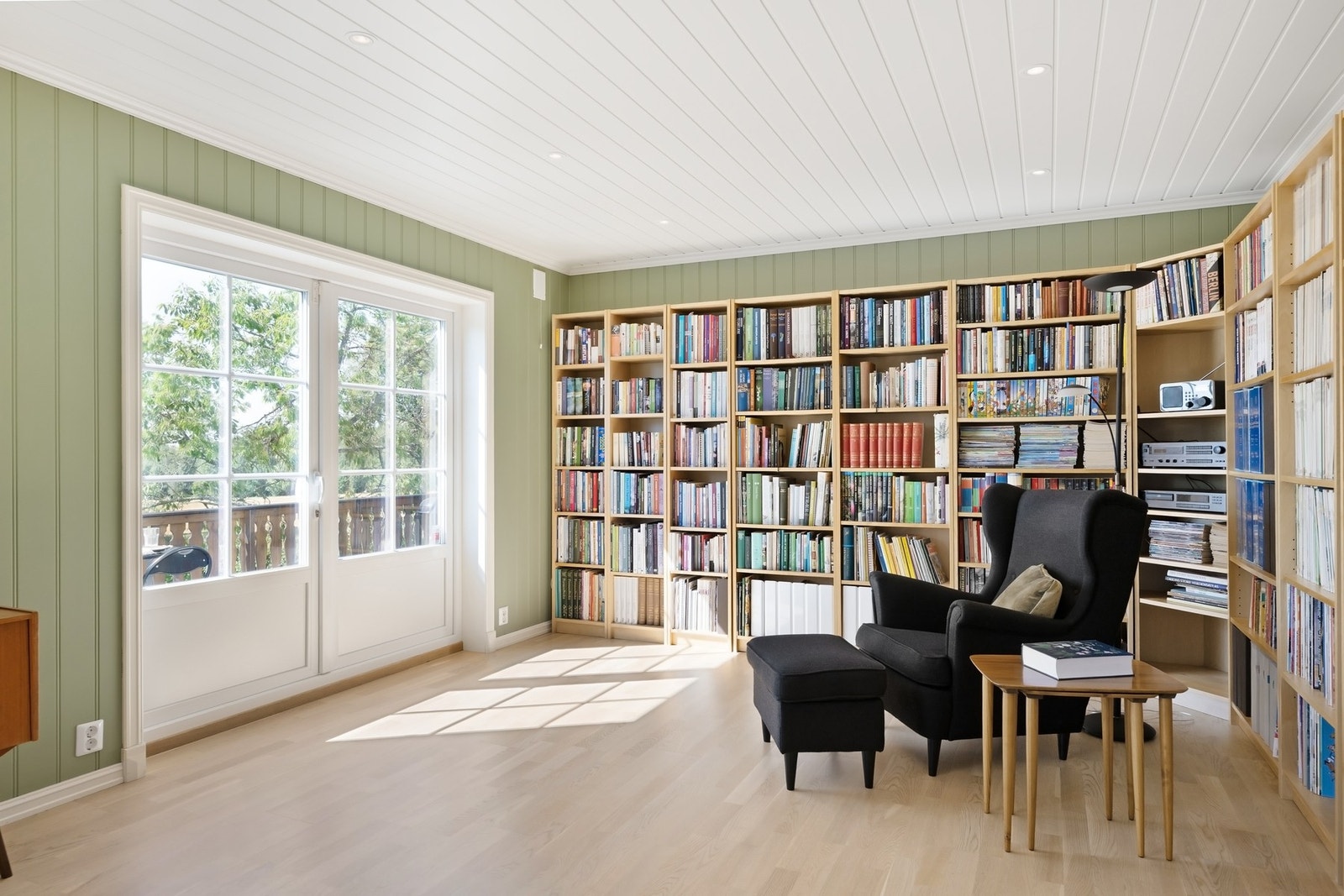 Et lunt og trivelig hjørne som i dag brukes som lesekrok, men som også egner seg godt som stue - med direkte utgang til terrassen. Galleribilde