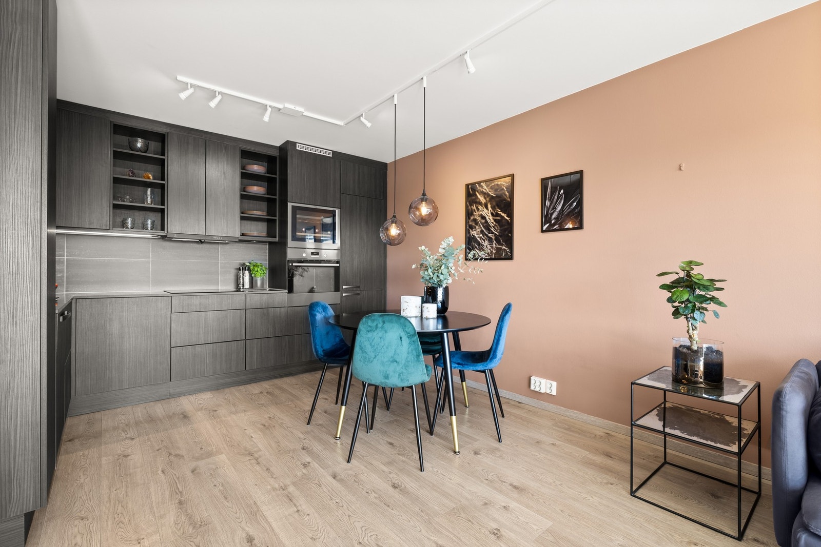 Kjøkkeninnredning fra 2015 med glatte fronter. Galleribilde