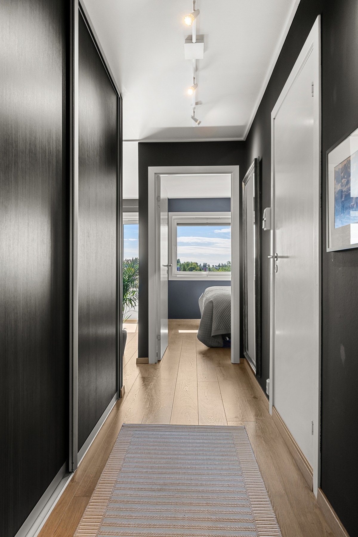 2-dørs skyvedørsgarderobe fra 2015 i entré. Galleribilde