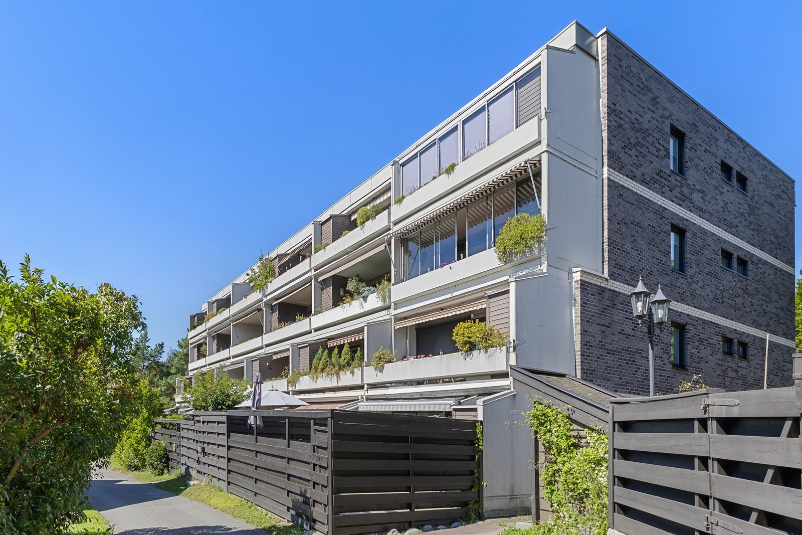 Innbydende fasader i borettslaget etter at fasadene ble rehabilitert i 2018/19. Galleribilde