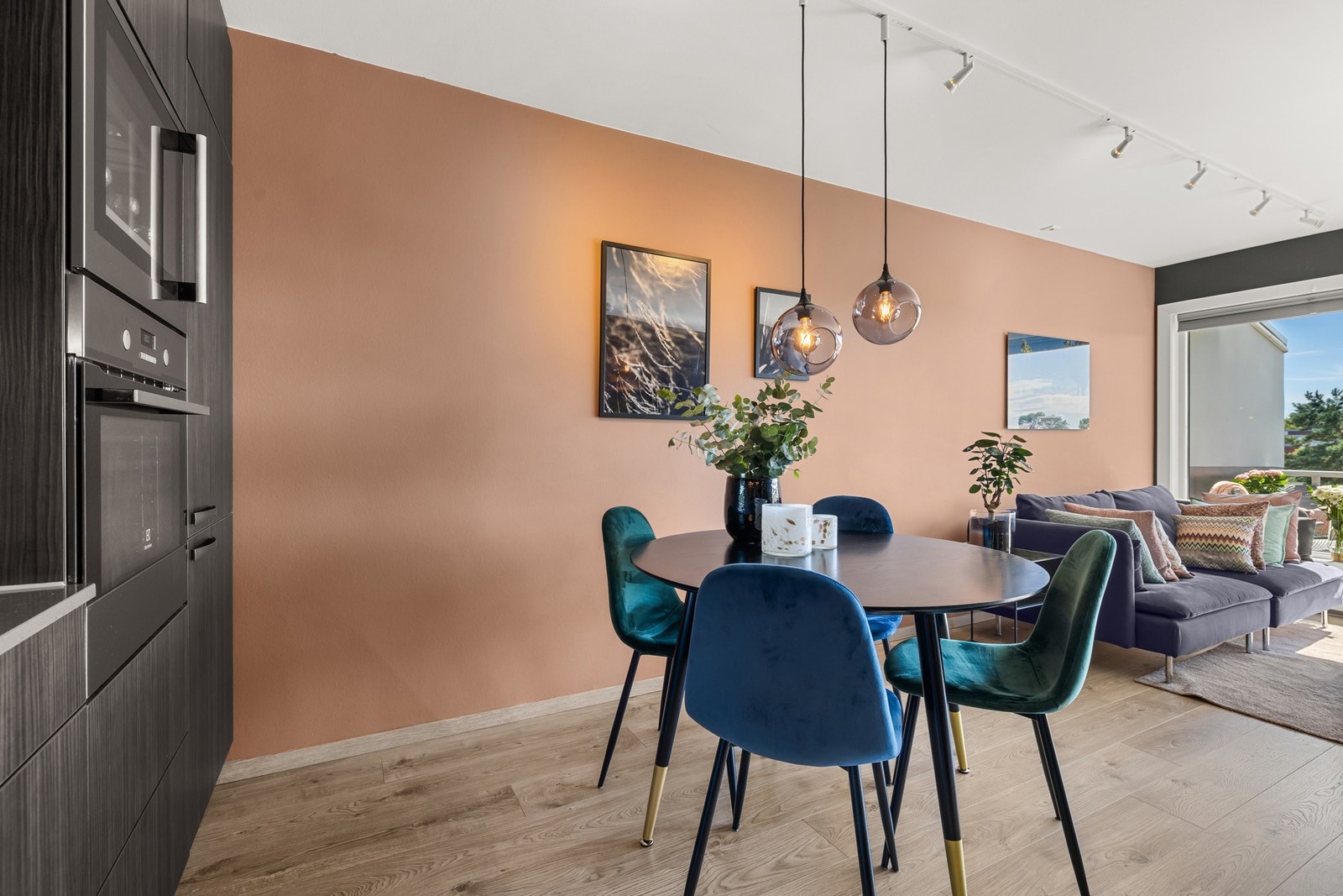 Du får god plass til å innrede med et spisebord mellom stue og kjøkken. Galleribilde