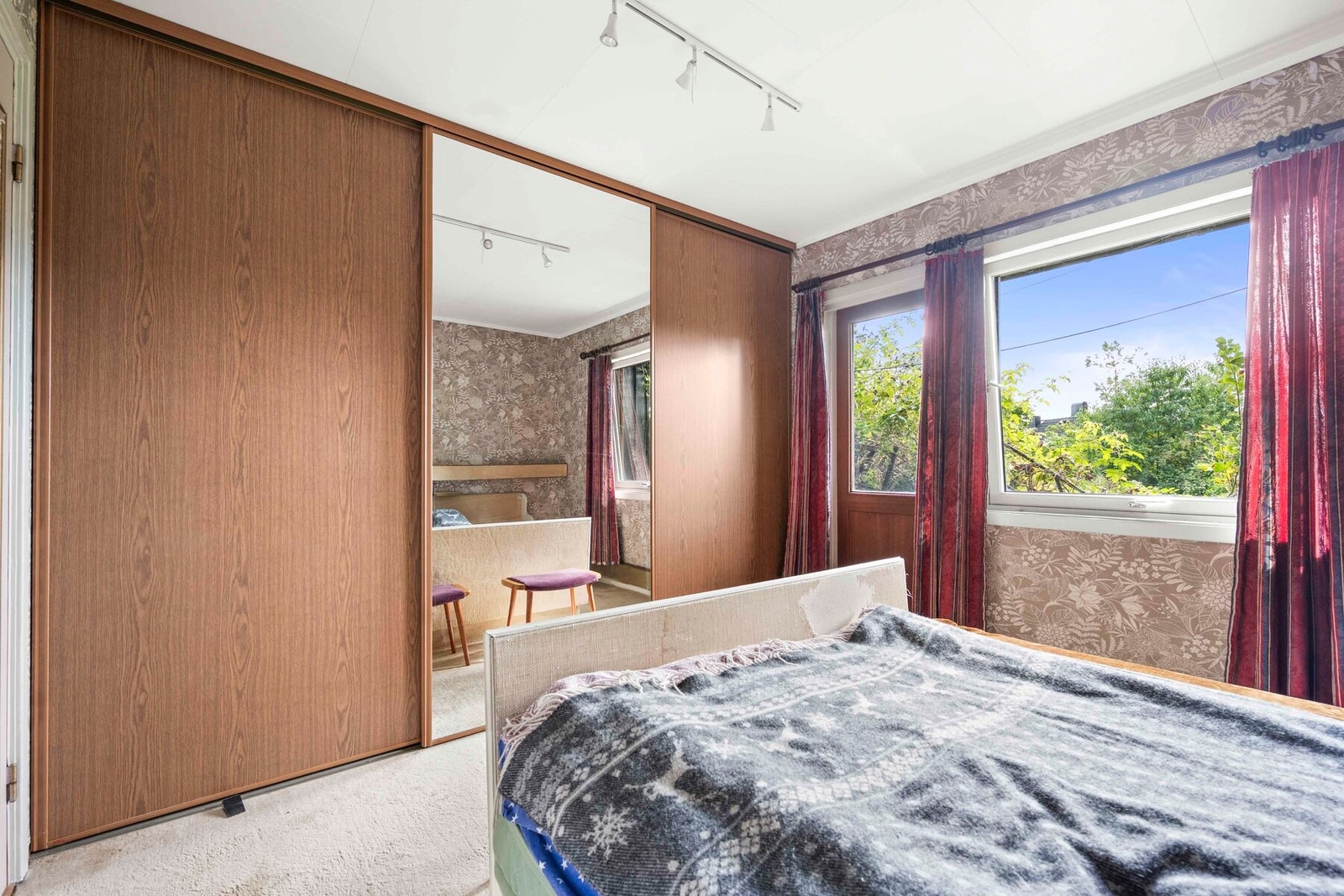 . Det er satt inn en skyvedørsgarderobe med god oppbevaringsplass, som medfølger salget. Galleribilde