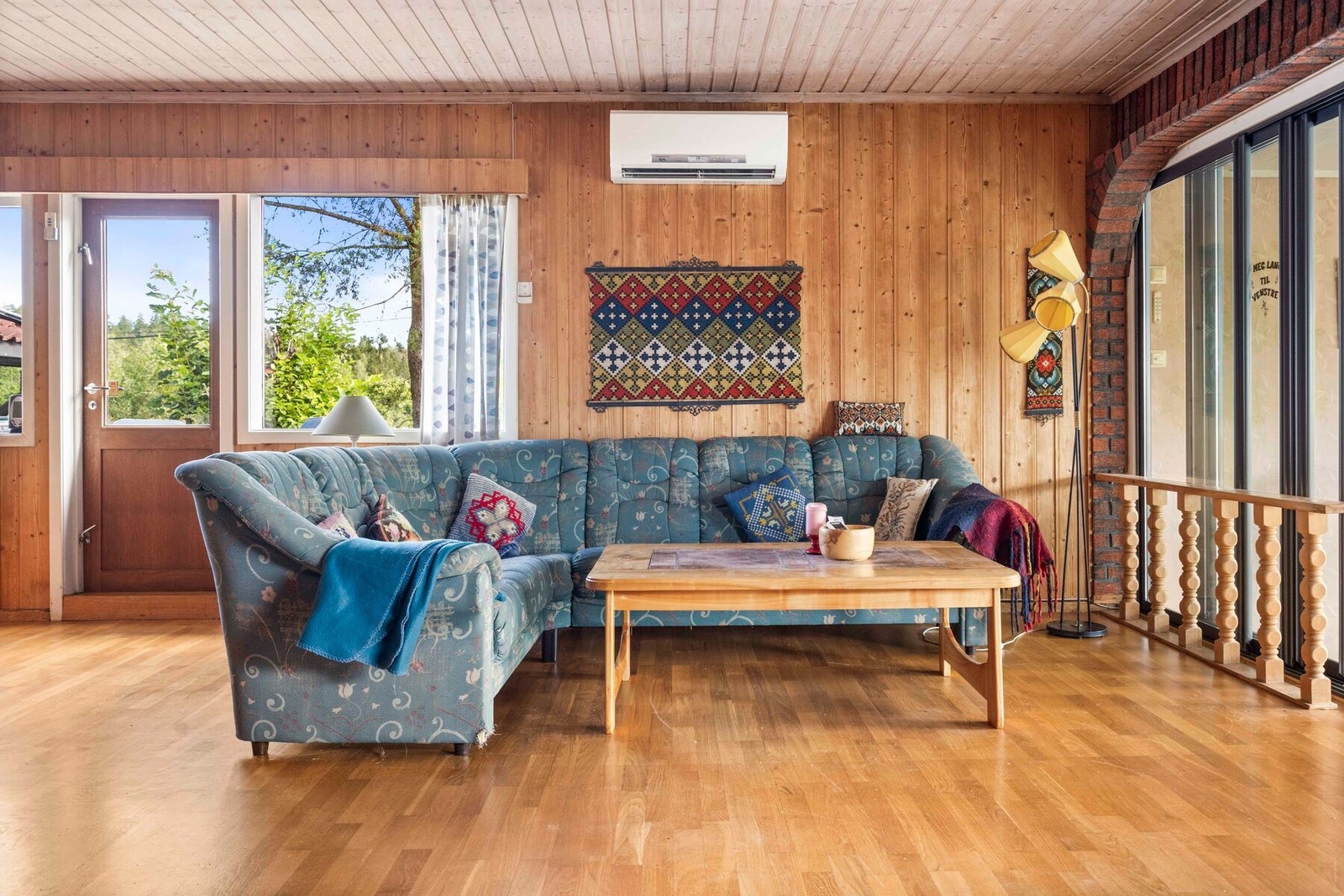 Stuen er romslig med plass til ulike soner for avslapping. Galleribilde