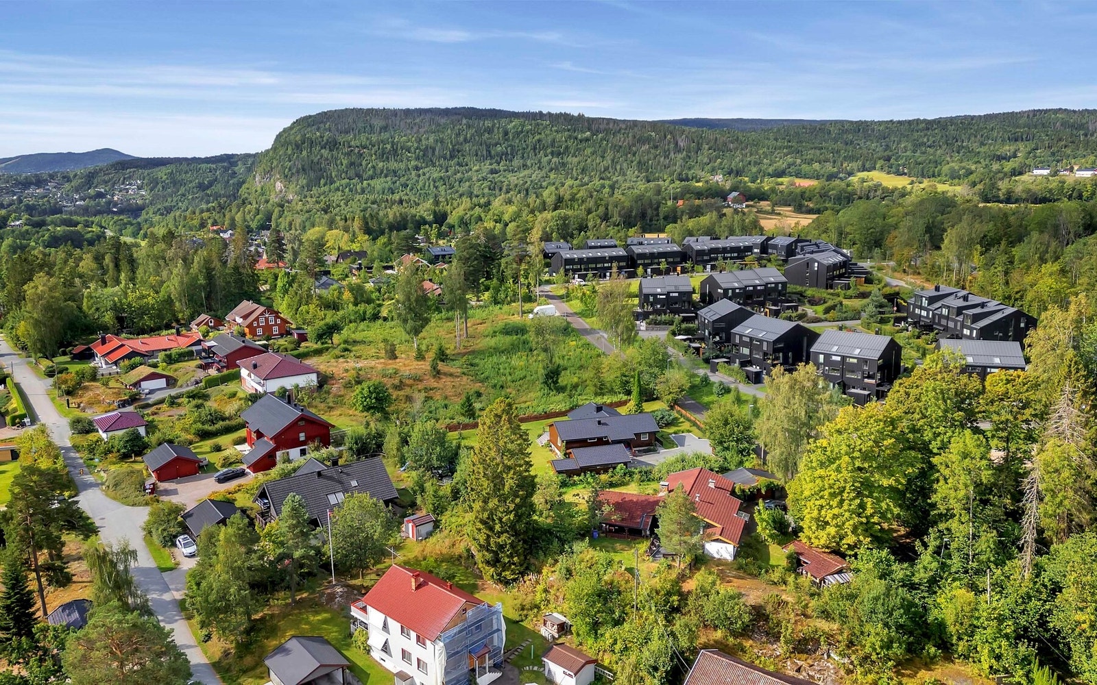 Boligen ligger i et barnevennlig og populært boligområde på Tanumplatået. Galleribilde