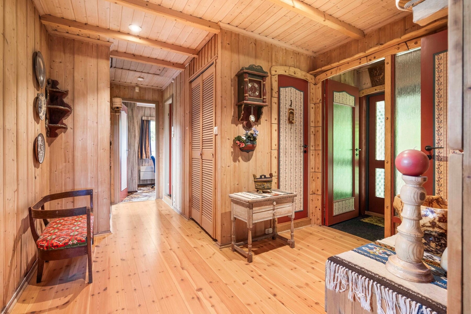 Lang den ene veggen er det et plassbygget garderobeskap med god plass til yttertøyet. Galleribilde