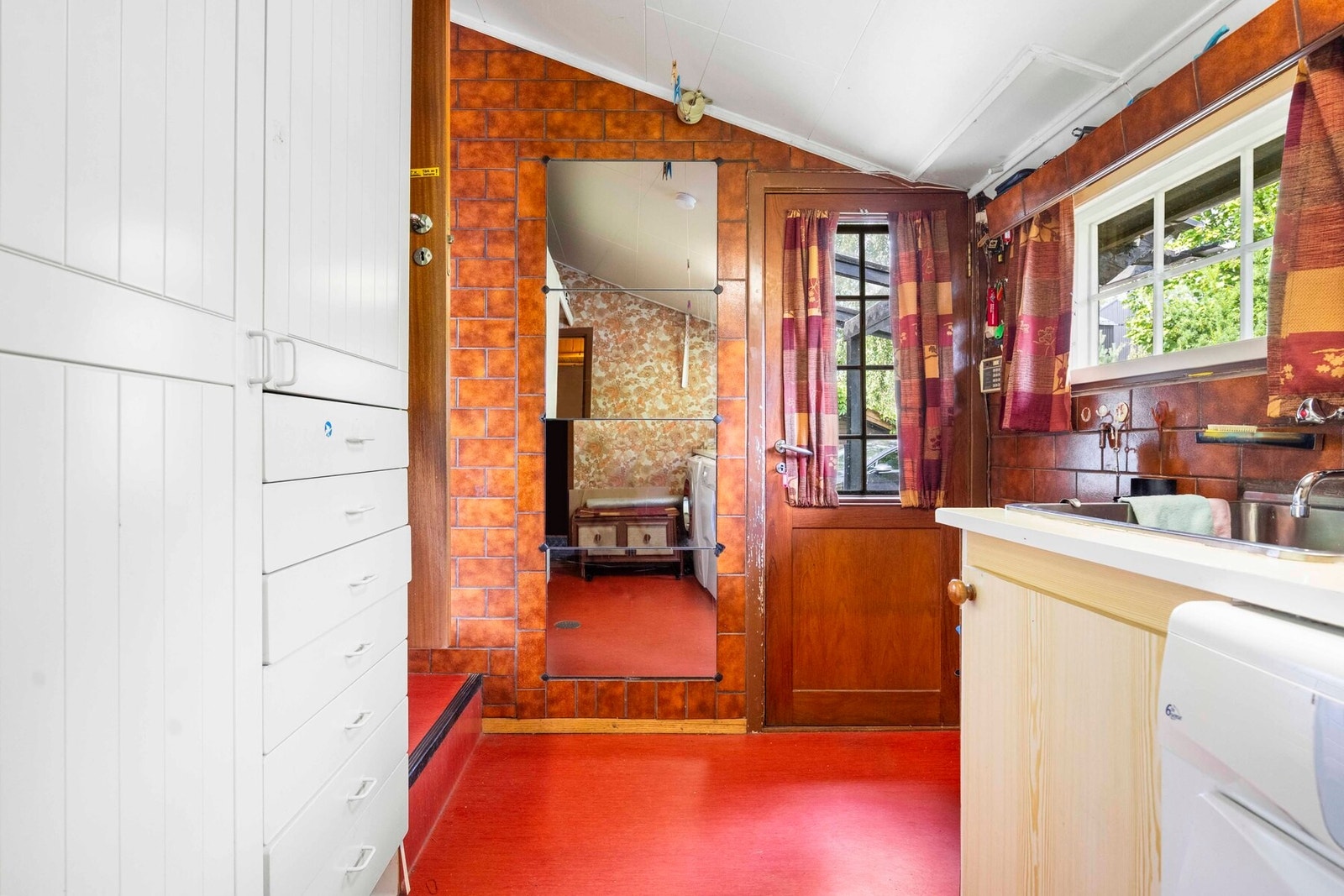 Boligen har også separat vaskerom med tilkomst fra kjøkken og eget inngangsparti. Galleribilde