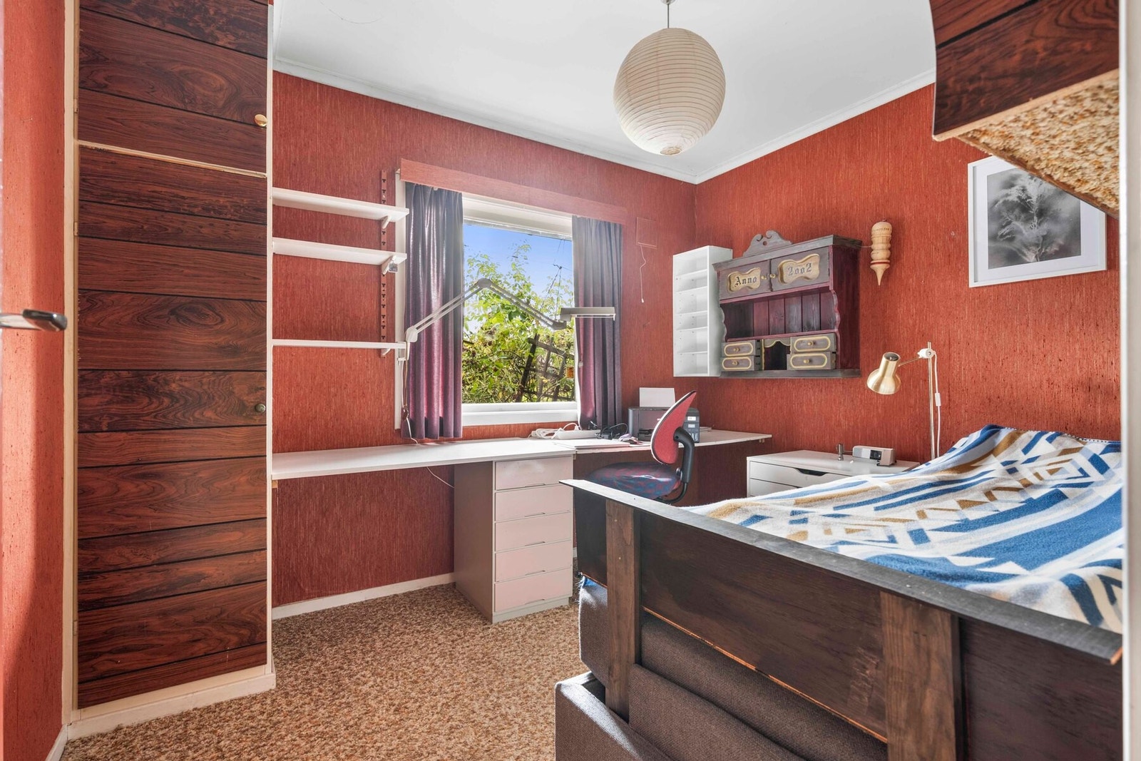 Det andre soverommet er også av god størrelse med plass til en seng, nattbord og en oppbevaringsløsning. Galleribilde