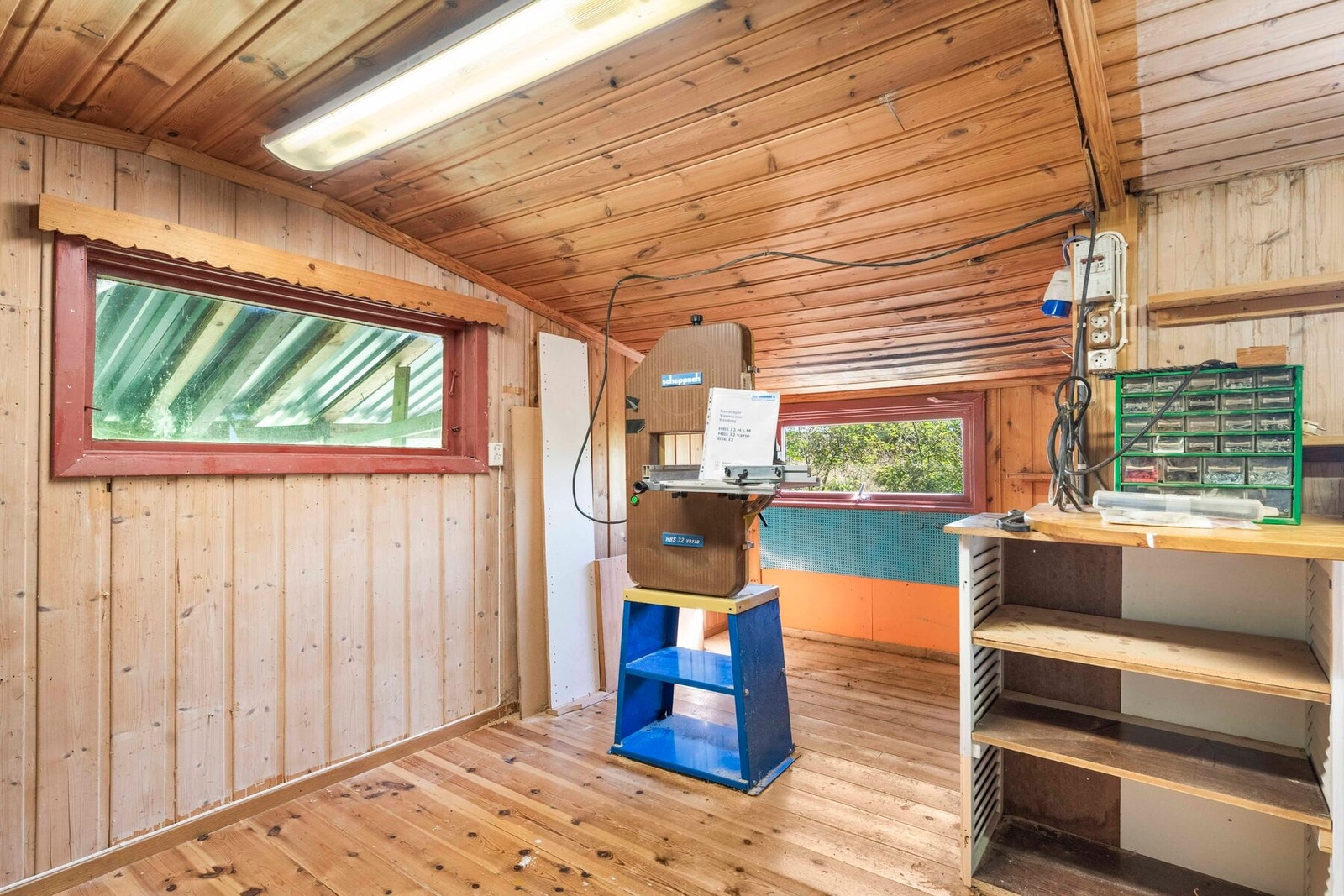 Stor tomt pent opparbeidet med hage, gårdsplass, frittstående uthus, samt frittstående garasje med to tilliggende boder. Galleribilde