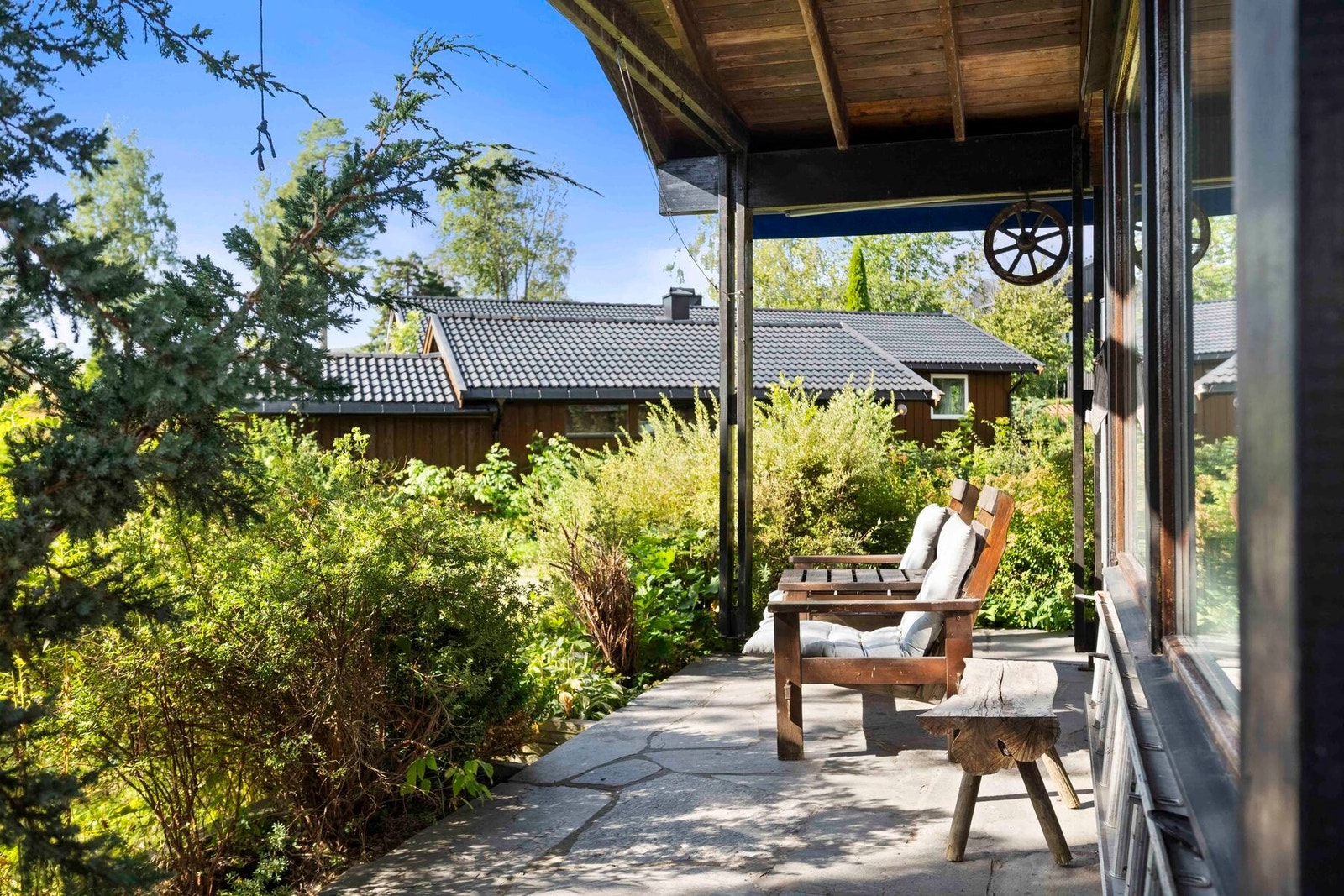 Plattingen er overbygget og har gulvflate belagt med naturstein. Galleribilde