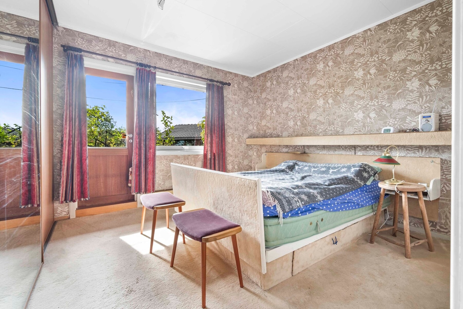 Hovedsoverommet er romslig med god plass til dobbeltseng, nattbord og dekor. Galleribilde