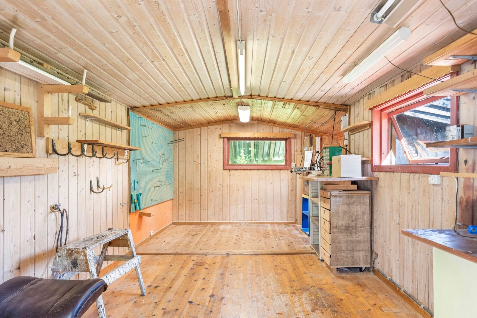 Stor tomt pent opparbeidet med hage, gårdsplass, frittstående uthus, samt frittstående garasje med to tilliggende boder. Galleribilde