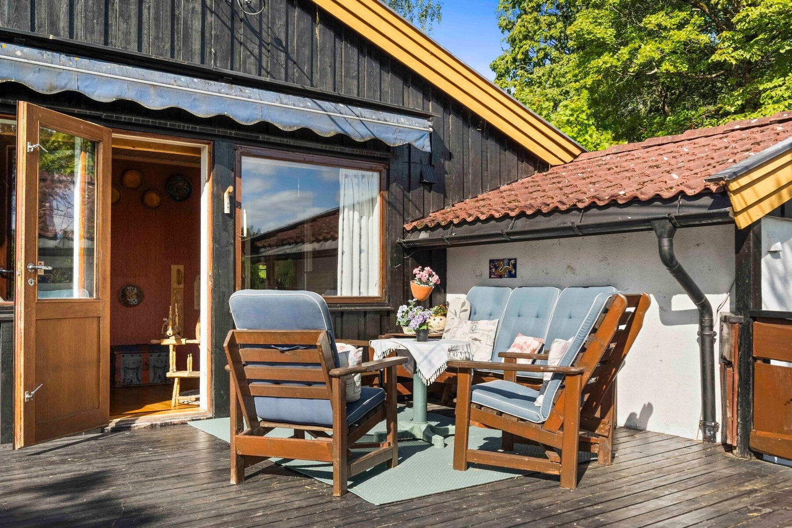 Terrassen er utstyrt med markise og stikkontakter. Galleribilde