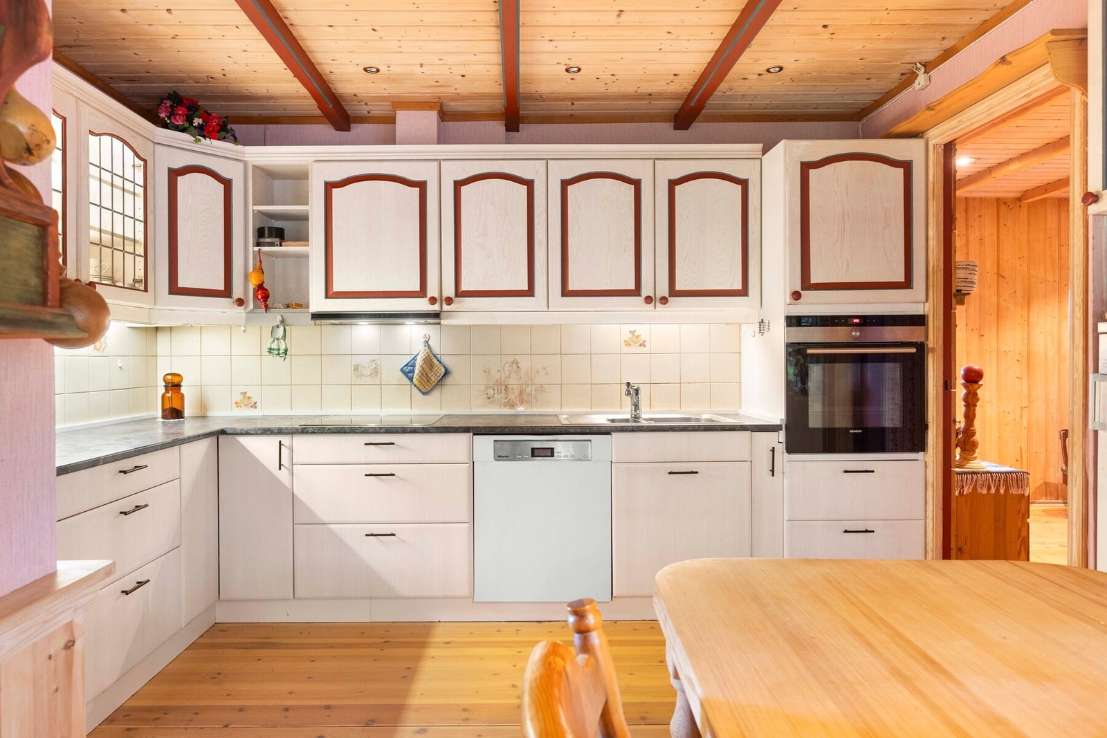 Kjøkkeninnredning fra ukjent årstall med profilerte fronter og benkeplater av laminat med nedsenket oppvaskkum. Galleribilde