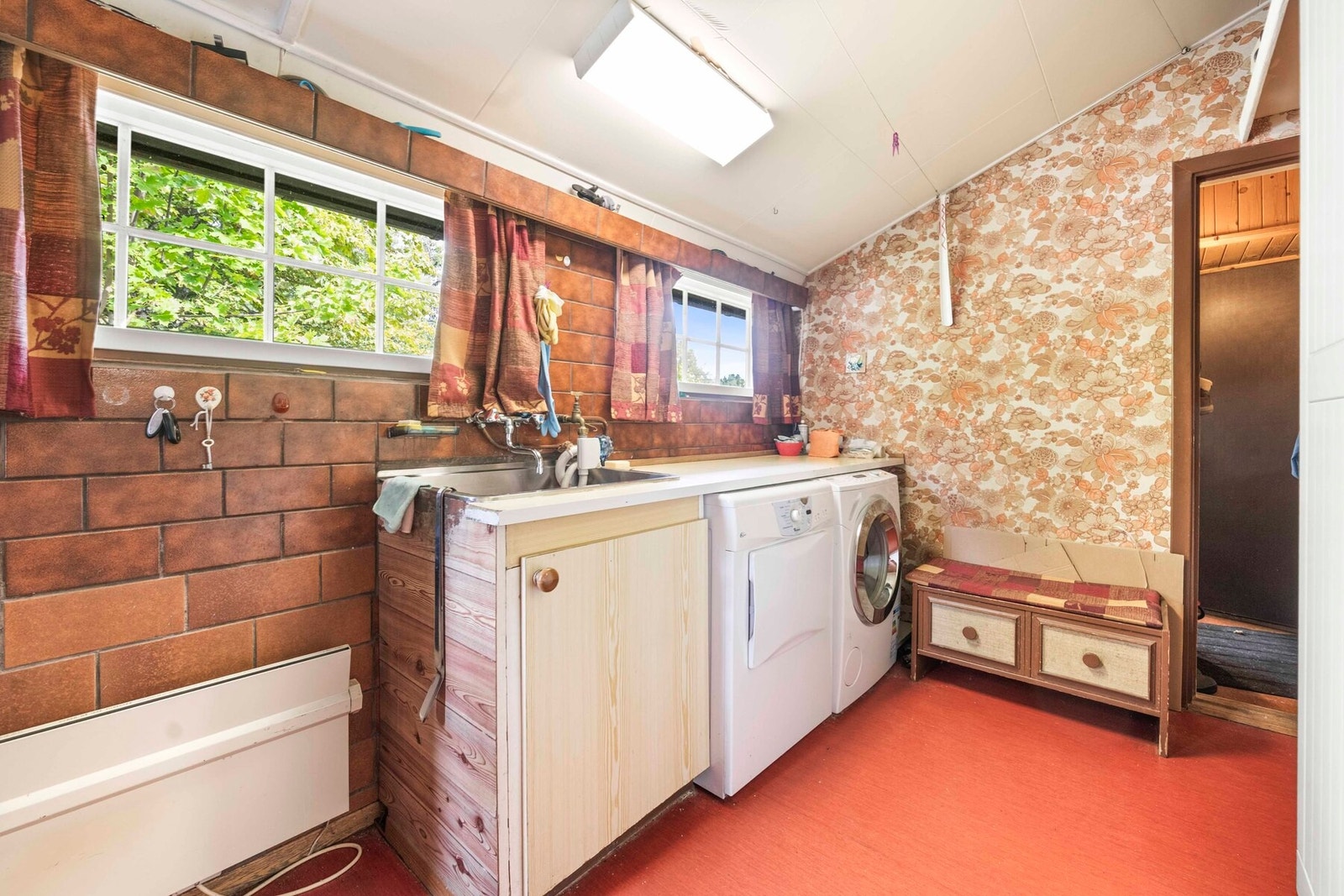 Vaskerommet er innredet med vegghengt skap for utslagsvask og benkeplate av laminat med nedsenket utslagsvask. Galleribilde