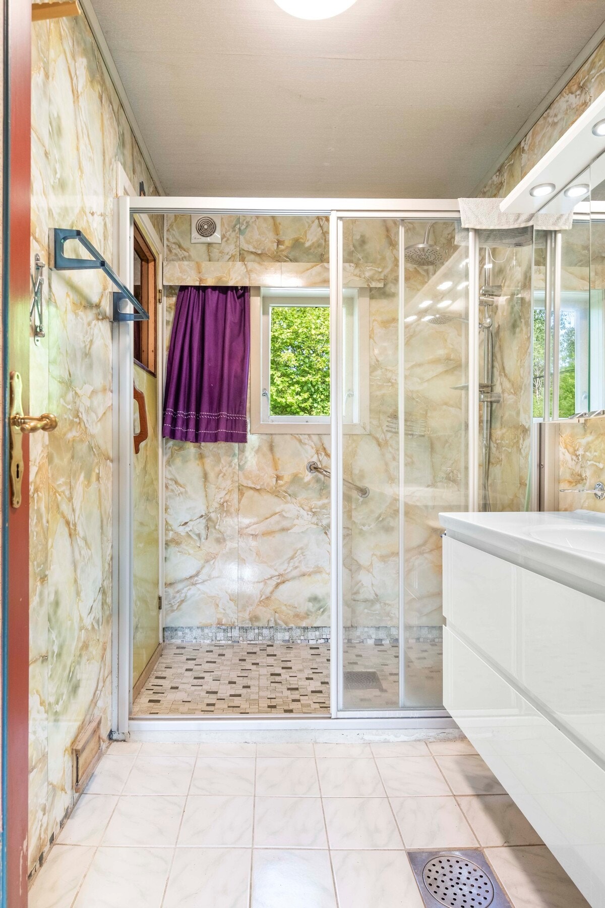 Badet har dusjhjørne med skyvedør av glass og dusjarmatur tilkoblet hånddusj og regndusj. Galleribilde