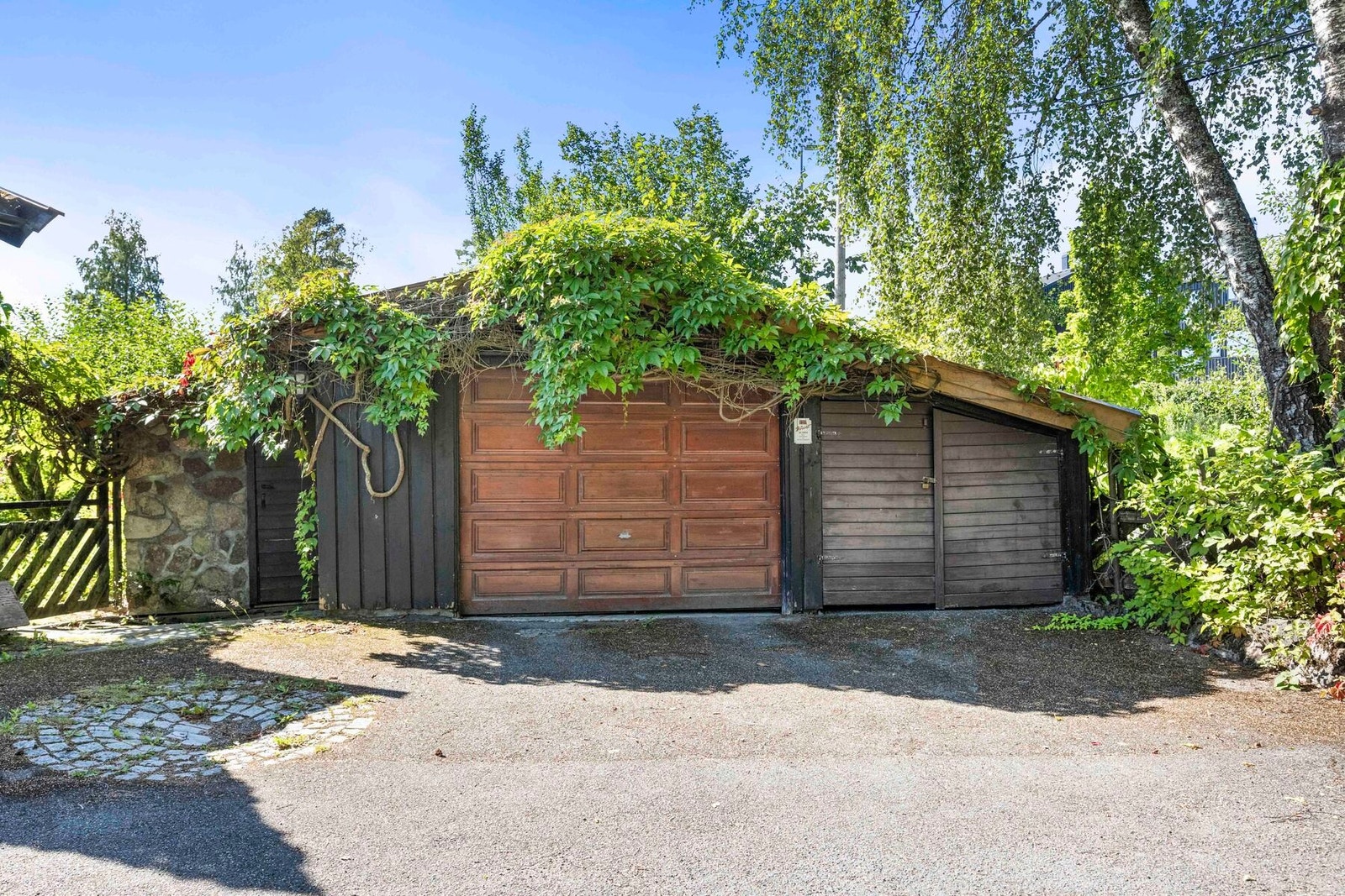 Stor tomt pent opparbeidet med hage, gårdsplass, frittstående uthus, samt frittstående garasje med to tilliggende boder. Galleribilde