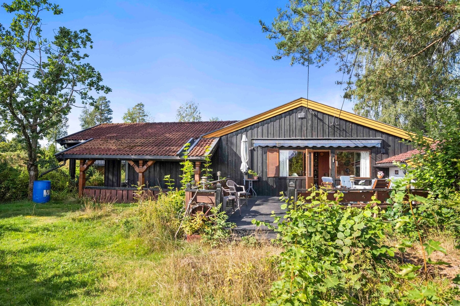 Boligen har en stor og frodig hage. Galleribilde