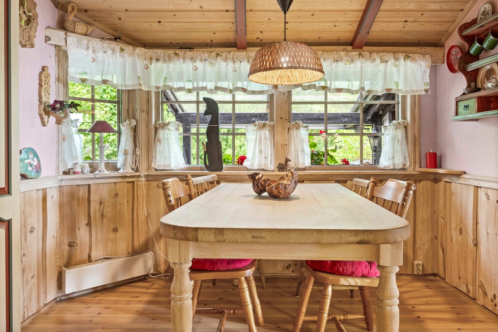 Kjøkkenet er romslig med plass til et spisebord hvor familien kan samles til frokost. Galleribilde