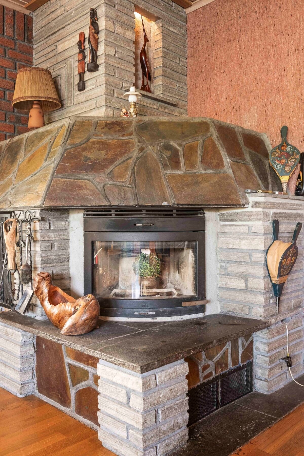 I det ene hjørnet er det en flott peis som byr på ekstra varme og lun atmosfære på kalde dager. Galleribilde